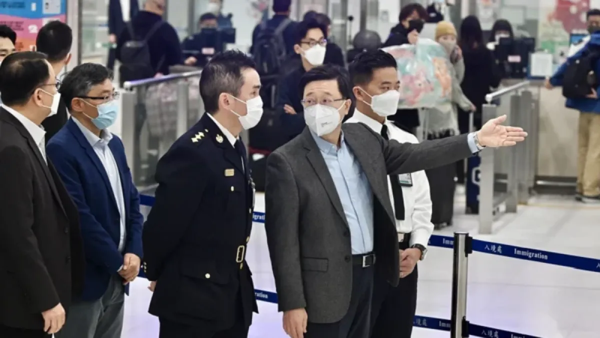 中港免隔離通關首日,香港特首李家超(右)一早視察落馬洲口岸運作情況。(中新社)
