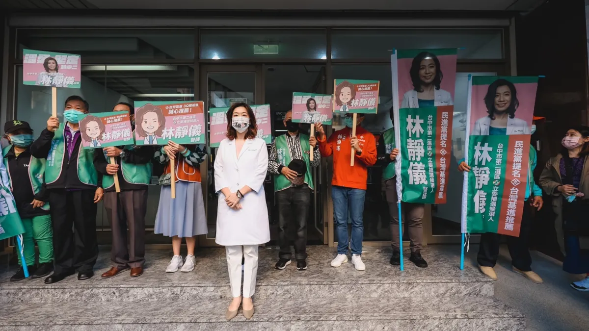 民進黨台中市第二選區立委補選候選人林靜儀,15日前往台中市選委會登記參選。(林靜儀競選團隊提供)