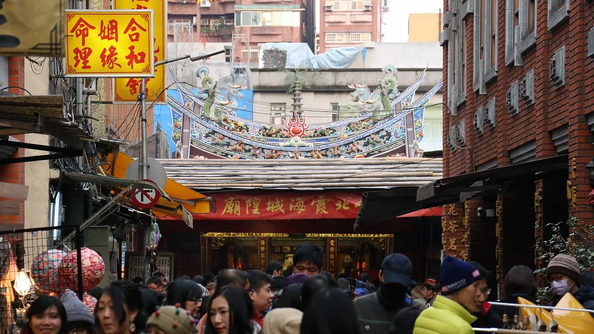情人節將至,許多人會拜月老,祈求找到好對象。(圖/取自台北霞海城隍廟臉書專頁)