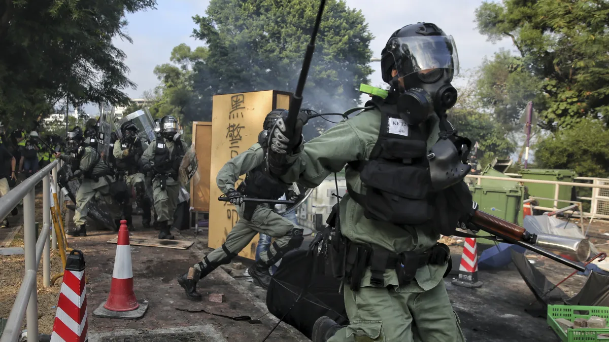 2019年11月,香港反送中,全城大亂,港警強力鎮壓。(AP)