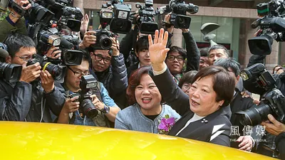 勞動部長26日舉行交接典禮,新任勞動部長許銘春送卸任勞動部長林美珠上計程車離去。(陳明仁攝)