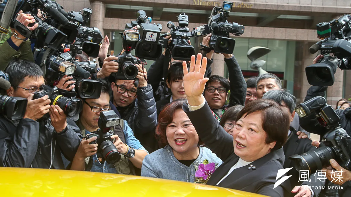 勞動部長26日舉行交接典禮,新任勞動部長許銘春送卸任勞動部長林美珠上計程車離去。(陳明仁攝)