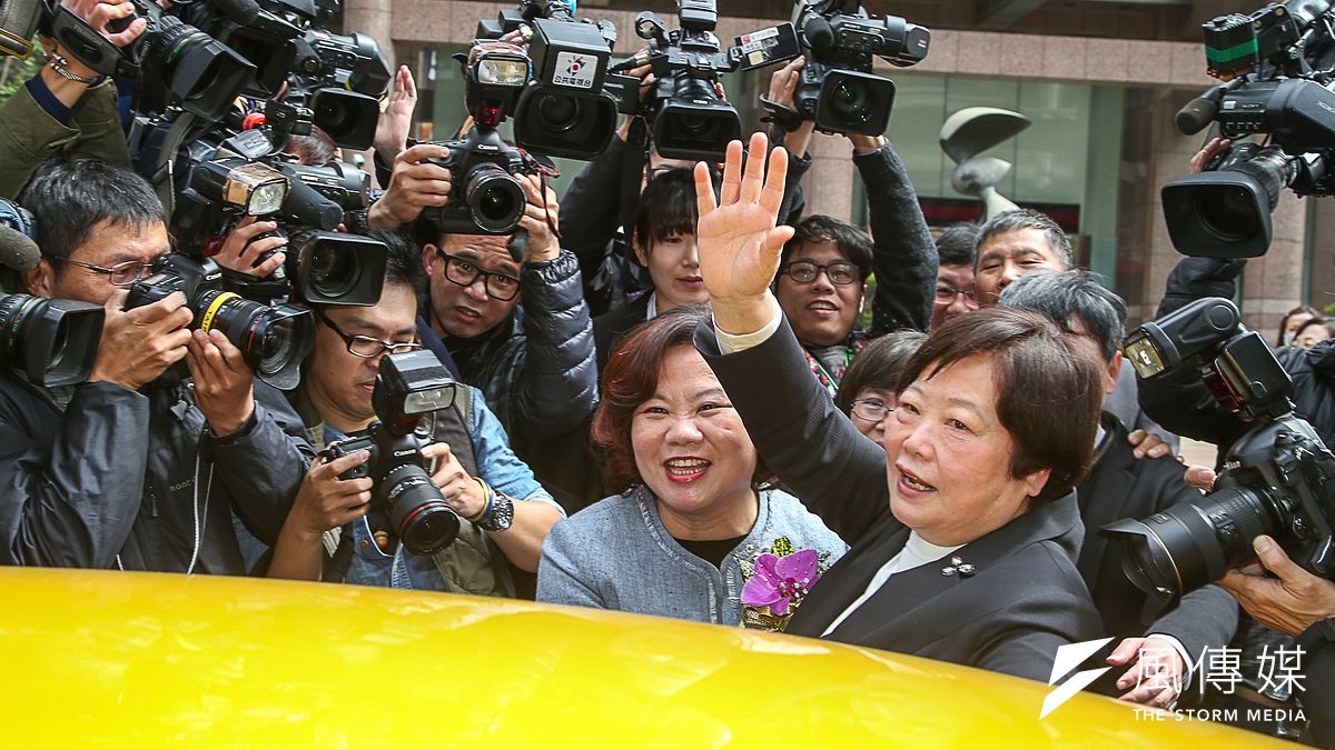 勞動部長26日舉行交接典禮,新任勞動部長許銘春送卸任勞動部長林美珠上計程車離去。(陳明仁攝) 勞動部長26日舉行交接典禮,新任勞動部長許銘春送卸任勞動部長林美珠上計程車離去。(陳明仁攝)