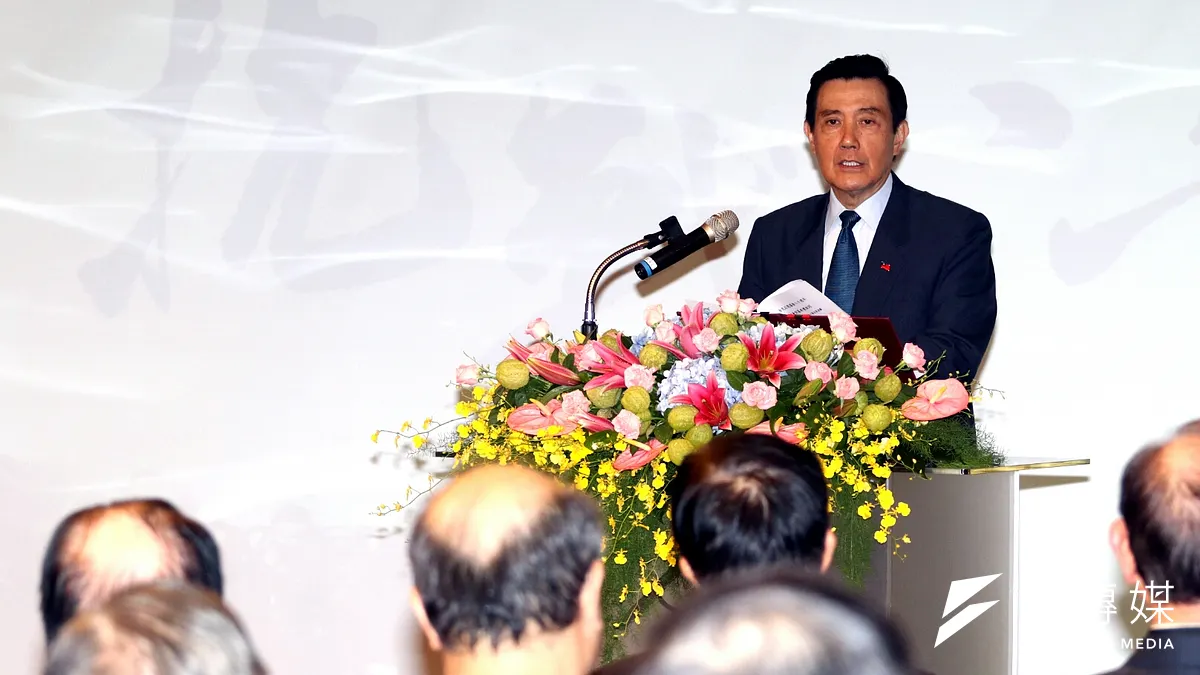 「馬英九只求站上講台,聼衆多寡並不重要。重要的是,他可以就台灣政治局勢和海峽兩岸關係,重談老調,或大放厥詞,一再販賣所謂的『九二共識』」圖為前總統馬英九上午出席77抗戰場。(蘇仲泓攝)