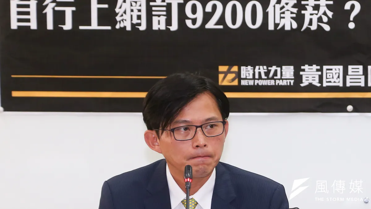 時代力量立委黃國昌23日召開「自行上網訂9200條菸?華航高層還在說謊!」記者會。(顏麟宇攝)