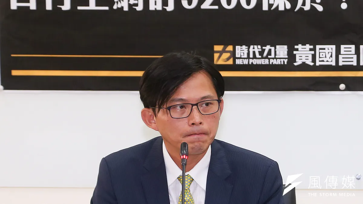 時代力量立委黃國昌23日召開「自行上網訂9200條菸?華航高層還在說謊!」記者會。(顏麟宇攝) 時代力量立委黃國昌23日召開「自行上網訂9200條菸?華航高層還在說謊!」記者會。(顏麟宇攝)