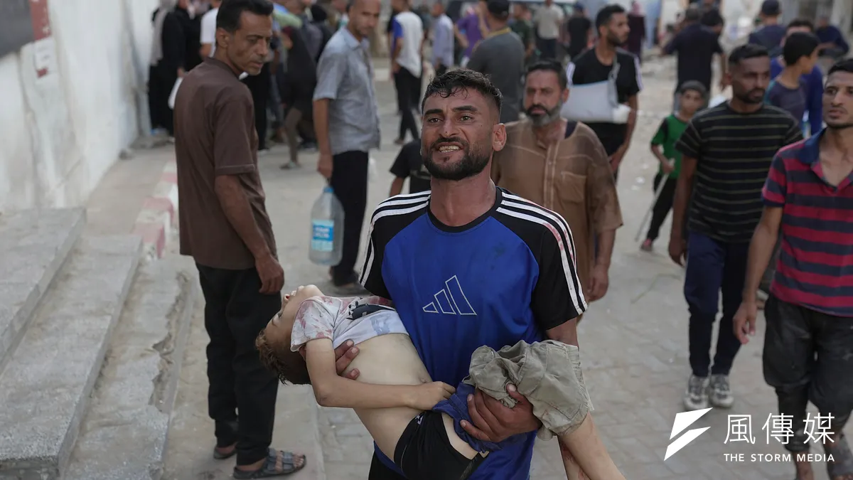 預計納坦雅胡政府在未來幾個月內將會把加薩完全佔領。圖為一名巴勒斯坦男子在加薩市希法醫院抱著在以色列軍事空襲中喪生的孩子。 (示意照。) 預計納坦雅胡政府在未來幾個月內將會把加薩完全佔領。圖為一名巴勒斯坦男子在加薩市希法醫院抱著在以色列軍事空襲中喪生的孩子。 (示意照。)