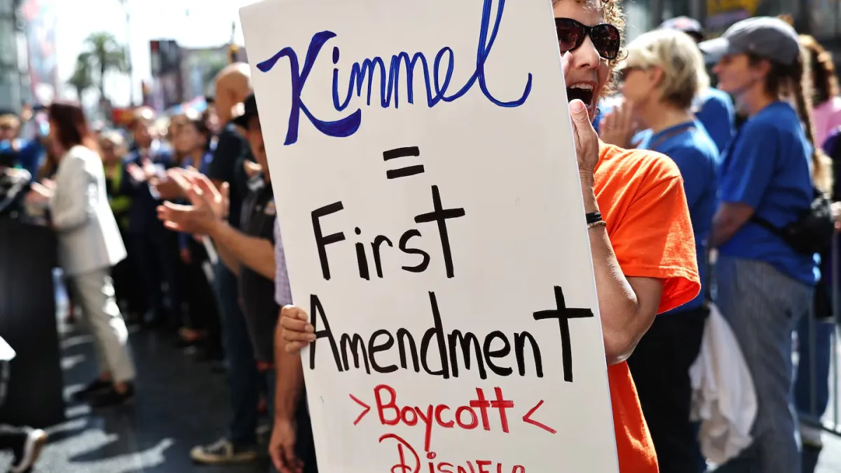 一名示威者於週一參加抗議「吉米夜現場」(Jimmy Kimmel Live!)停播的活動,抗議地點就在好萊塢該節目製作劇院對街。(Mario Tama/Getty Images)