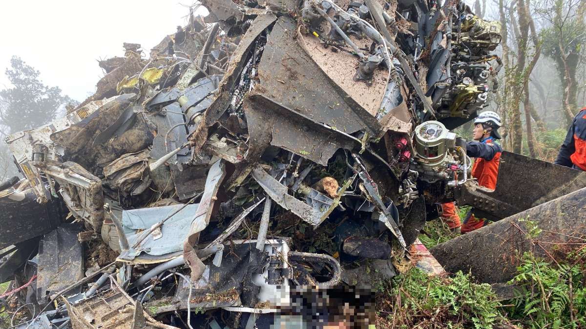 20200102-國軍2日傳出重大意外,一架黑鷹直升機於烏來山區失事,圖為現場照片。(新北市消防局提供) 20200102-國軍2日傳出重大意外,一架黑鷹直升機於烏來山區失事,圖為現場照片。(新北市消防局提供)