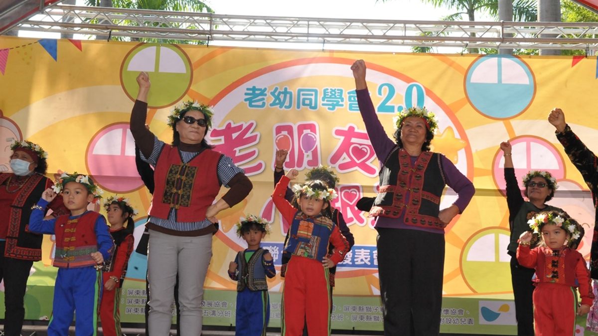 屏東縣政府多年來力推老人社區照顧關懷據點,規劃「老幼同樂會-老朋友小跟班」活動。(圖/屏東縣政府提供) 屏東縣政府多年來力推老人社區照顧關懷據點,規劃「老幼同樂會-老朋友小跟班」活動。(圖/屏東縣政府提供)