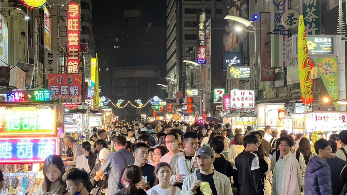 高雄市政府搭配演唱會推出「2024商圈夜市優惠券」,再加上黃色小鴨風潮,高雄各大商圈夜市湧入源源不斷的人潮。(圖/高市經發局提供)