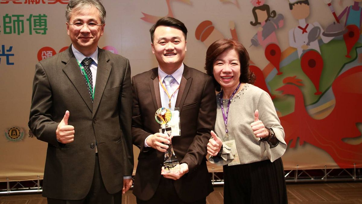 就讀朝陽科大資管系博士生的大馬學生林子怡(中)獲得教育部技職之光,並且跟技職司司長楊玉惠(右)及校長鄭道明(左)合影。(圖/朝陽科技大學) 就讀朝陽科大資管系博士生的大馬學生林子怡(中)獲得教育部技職之光,並且跟技職司司長楊玉惠(右)及校長鄭道明(左)合影。(圖/朝陽科技大學)