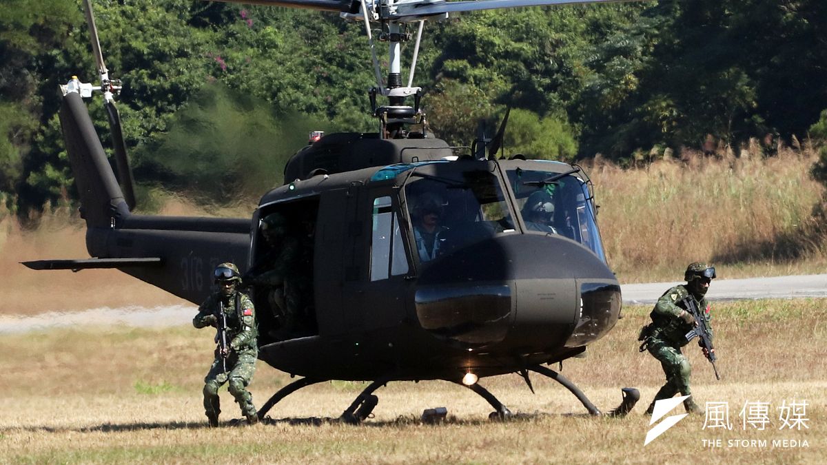 在台服役超過半世紀的UH-1H,去年底正式從台灣的天空除役,但國軍和內政部仍有相當具機動性的各型直升機,繼續在台灣這塊土地上執行勤務。(蘇仲泓攝) 在台服役超過半世紀的UH-1H,去年底正式從台灣的天空除役,但國軍和內政部仍有相當具機動性的各型直升機,繼續在台灣這塊土地上執行勤務。(蘇仲泓攝)