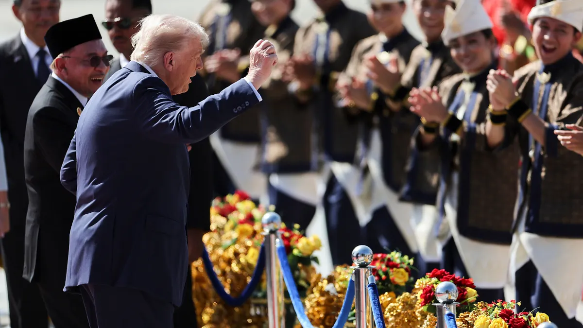 2025年10月26日,美國總統川普抵達馬來西亞雪邦吉隆坡國際機場,馬來西亞首相安華親自迎接。(美聯社) 2025年10月26日,美國總統川普抵達馬來西亞雪邦吉隆坡國際機場,馬來西亞首相安華親自迎接。(美聯社)