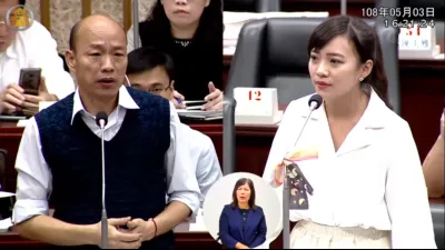 時代力量議員黃捷(右)在議會上質詢高雄市長韓國瑜(左)。(資料照,截取自Youtube影片)