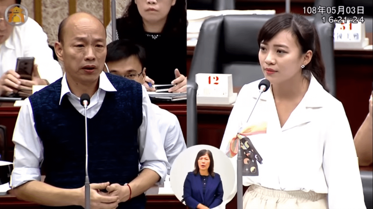 時代力量議員黃捷(右)在議會上質詢高雄市長韓國瑜(左),意外引發網友關注。(圖片截取自Youtube) 時代力量議員黃捷(右)在議會上質詢高雄市長韓國瑜(左),意外引發網友關注。(圖片截取自Youtube)