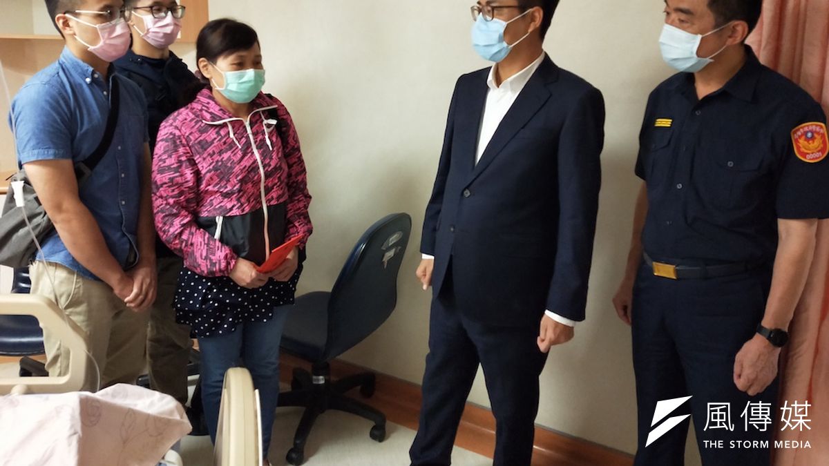 高雄市長陳其邁(右二)與警察局長劉柏良(右一)前往榮總關心慰問澄觀所所長及家屬。(圖/徐炳文攝) 高雄市長陳其邁(右二)與警察局長劉柏良(右一)前往榮總關心慰問澄觀所所長及家屬。(圖/徐炳文攝)