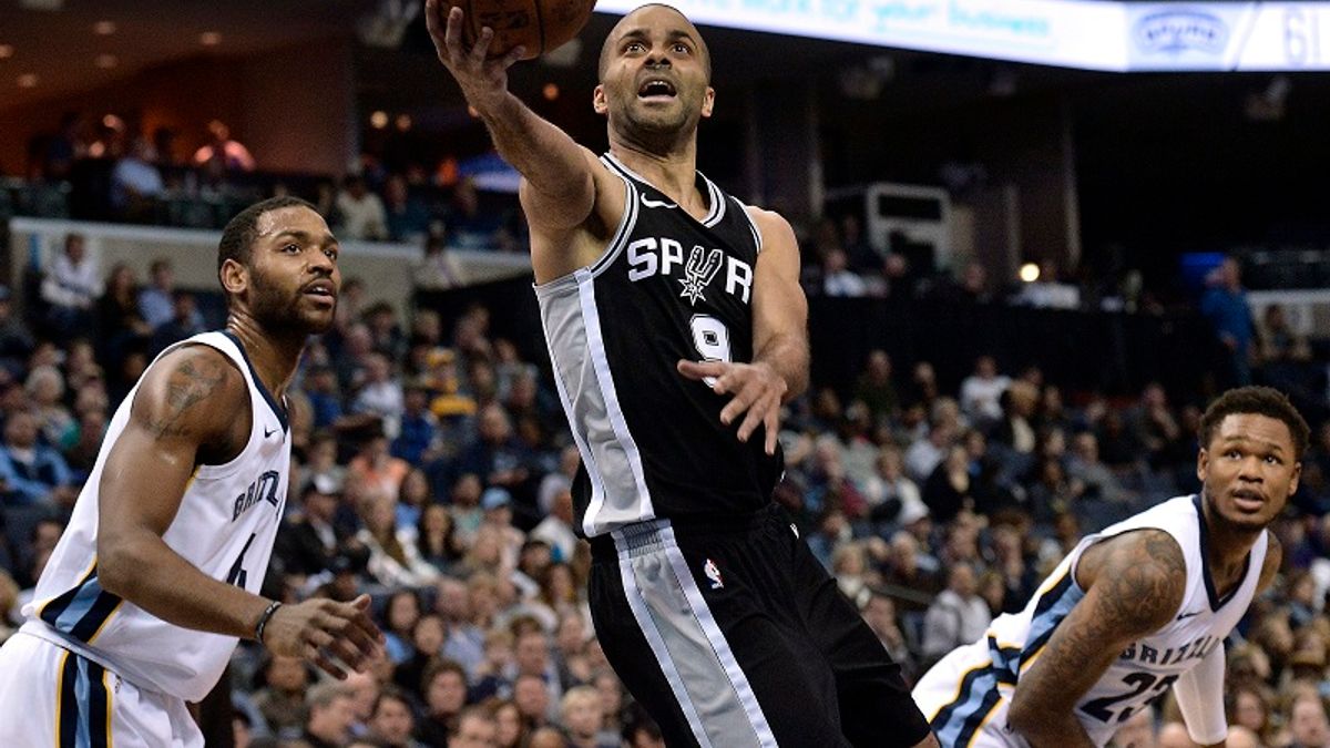 季中帕克(中)在受訪時被問到雷納德的傷勢問題,不過記者的報導有斷章取義的嫌疑,也間接導致雷納德想要離開馬刺。 (美聯社) 季中帕克(中)在受訪時被問到雷納德的傷勢問題,不過記者的報導有斷章取義的嫌疑,也間接導致雷納德想要離開馬刺。 (美聯社)