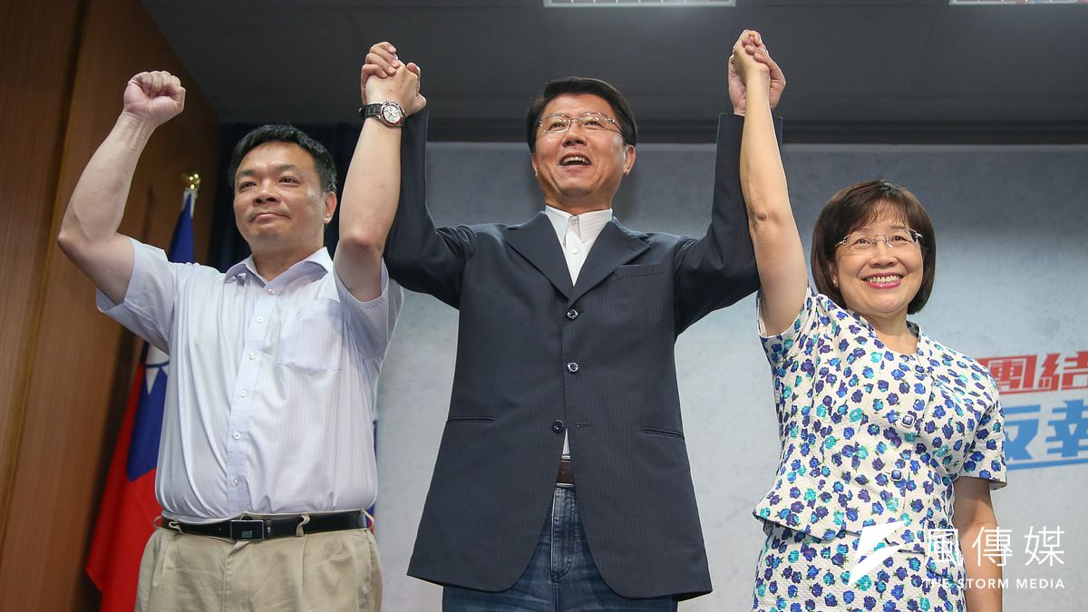 20180522-國民黨公布台南市長初選民調記者會,由高思博(左)出線代表角逐,中為台南市黨部主部主委謝龍介,右是另位角逐的黃秀霜。(陳明仁攝) 20180522-國民黨公布台南市長初選民調記者會,由高思博(左)出線代表角逐,中為台南市黨部主部主委謝龍介,右是另位角逐的黃秀霜。(陳明仁攝)