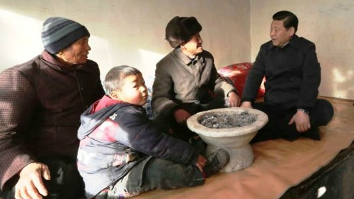 習近平訪問農民家庭,中國大部分貧困人口集中在農村。(BBC中文網) 習近平訪問農民家庭,中國大部分貧困人口集中在農村。(BBC中文網)