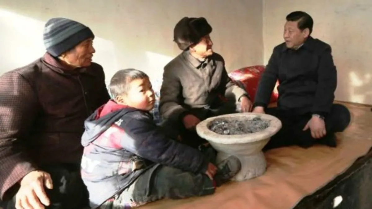 習近平訪問農民家庭,中國大部分貧困人口集中在農村。(BBC中文網)