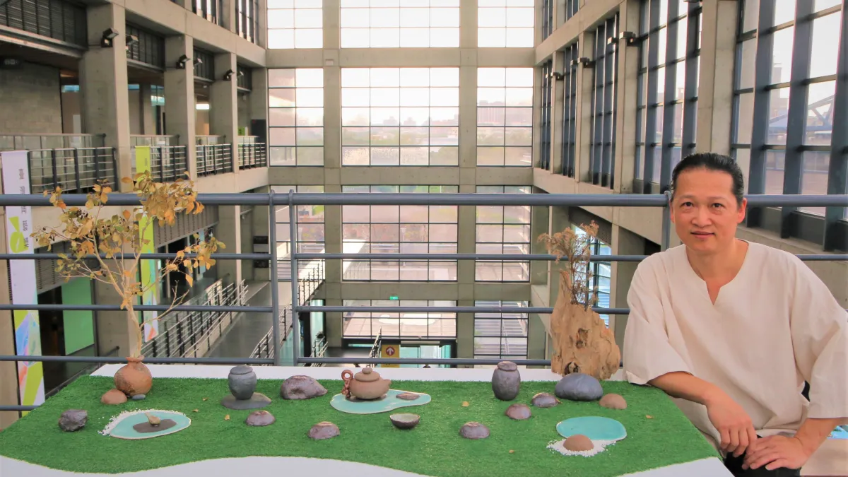 鶯歌陶瓷博物館即日起至22日止,展出「擇器論茶-鶯歌文生窯吳明儀茶席展」另備限量10份「打氣茶」有機佳葉龍茶茶包,送給看展並於臉書打卡的觀眾。(圖/新北市鶯歌陶瓷博物館提供)