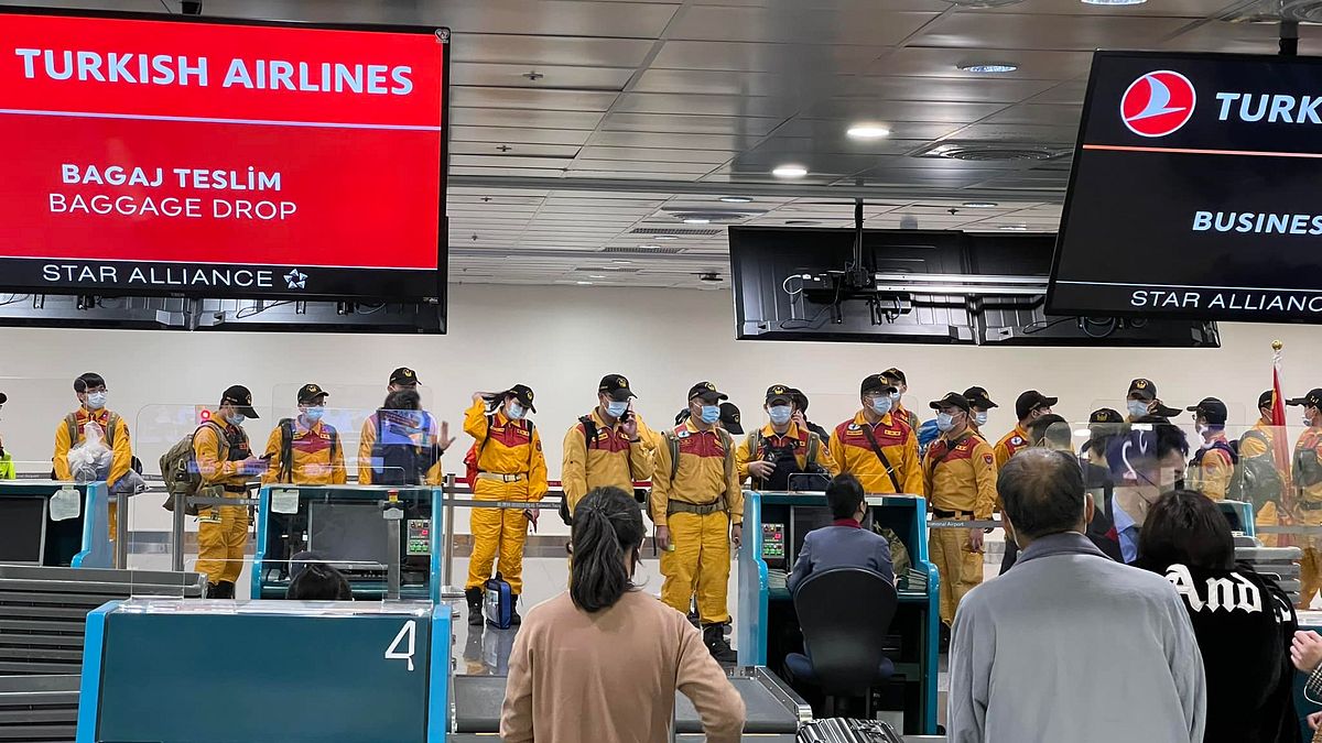 網友目擊台灣救難搜救隊出發土耳其救援。(圖/取自爆廢公社二館) 網友目擊台灣救難搜救隊出發土耳其救援。(圖/取自爆廢公社二館)
