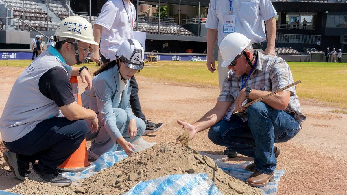 新竹市府嚴正駁斥謠言並澄清,新竹棒球場112年5月31日取樣土壤,已於去年即送美國專業實驗室檢測。(資料照/新竹市政府提供) 新竹市府嚴正駁斥謠言並澄清,新竹棒球場112年5月31日取樣土壤,已於去年即送美國專業實驗室檢測。(資料照/新竹市政府提供)
