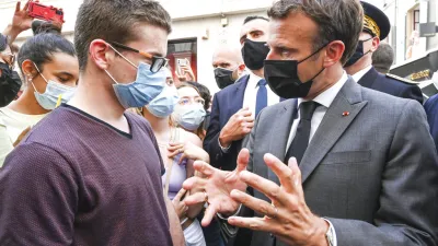 法國總統馬克宏走訪各城市,探視新冠疫情後生活狀況。(AP)