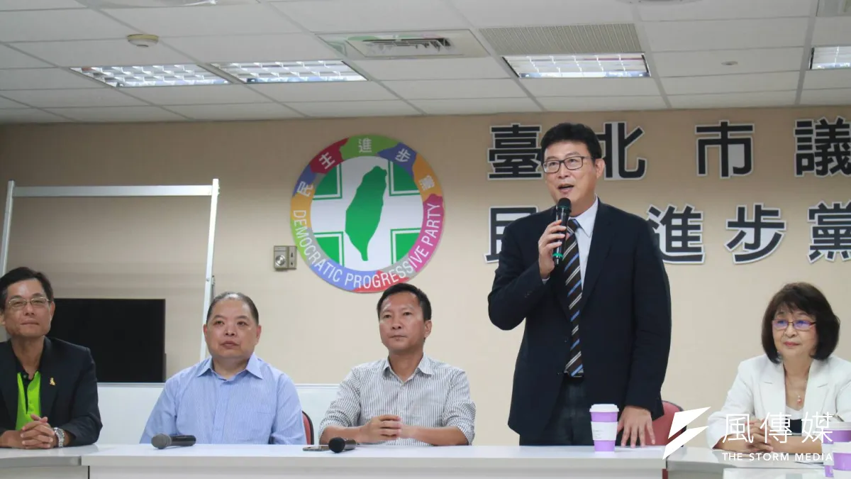 台北市長參選人姚文智(右二)31日拜會台北市議會民進黨團。(方炳超攝)