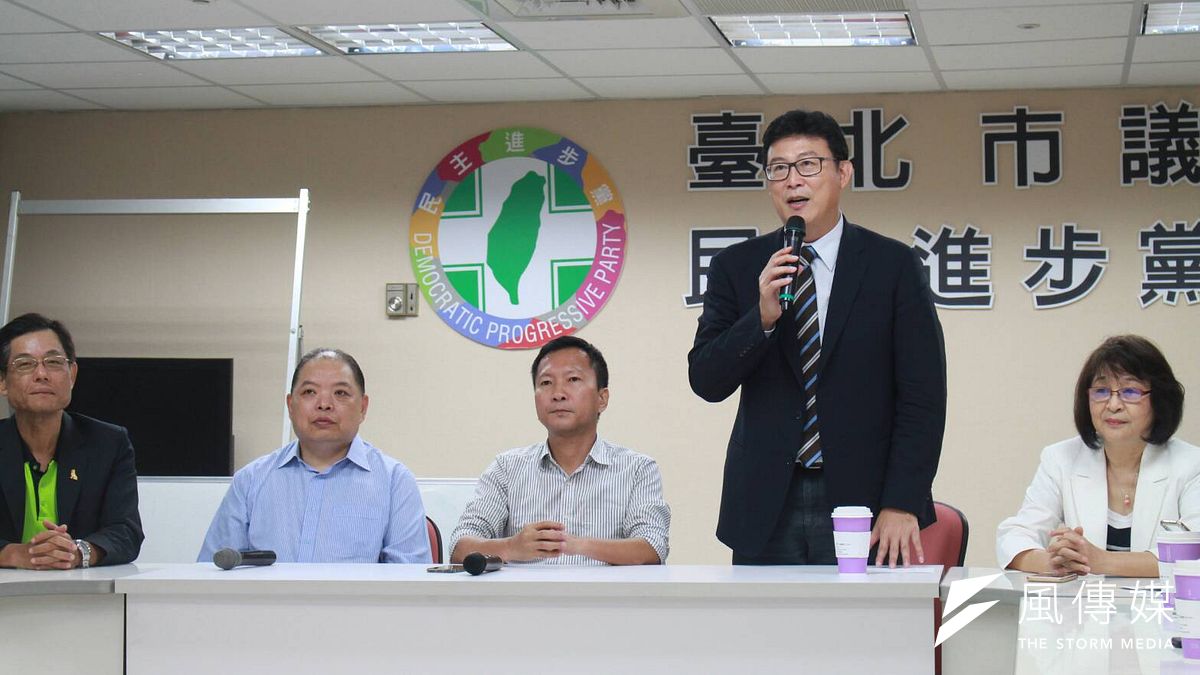 台北市長參選人姚文智(右二)31日拜會台北市議會民進黨團。(方炳超攝) 台北市長參選人姚文智(右二)31日拜會台北市議會民進黨團。(方炳超攝)