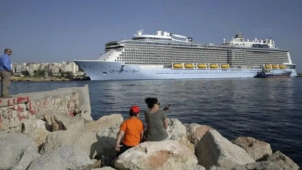 每年都有大量的英國人前往希臘旅遊度假。(BBC中文網)