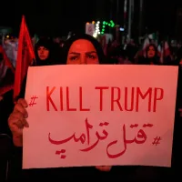 7月11日、テヘランで開催されたイランの前最高指導者、故ハメネイ師を追悼する集会で「トランプを殺せ」と書かれたプラカードを掲げる女性。(AP通信) 7月11日、テヘランで開催されたイランの前最高指導者、故ハメネイ師を追悼する集会で「トランプを殺せ」と書かれたプラカードを掲げる女性。(AP通信)