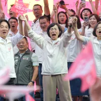1年前には、国民党が李四川氏を新北市長候補に擁立すれば、民進党の蘇巧慧氏(中央)に「大差をつける」との見方も少なくなかったが、現在は両氏の支持率が拮抗している。蘇氏が支持を伸ばしたのか、それとも李氏が支持を落としたのか。(写真/劉偉宏撮影) 1年前には、国民党が李四川氏を新北市長候補に擁立すれば、民進党の蘇巧慧氏(中央)に「大差をつける」との見方も少なくなかったが、現在は両氏の支持率が拮抗している。蘇氏が支持を伸ばしたのか、それとも李氏が支持を落としたのか。(写真/劉偉宏撮影)