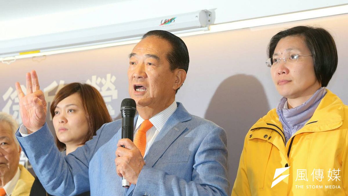 親民黨總統候選人宋楚瑜衝(左)破100萬大關,獲得155萬票,政黨票部分也衝破5%門檻達到6.5%,順利拿下3席不分區立委。(陳明仁攝) 親民黨總統候選人宋楚瑜衝(左)破100萬大關,獲得155萬票,政黨票部分也衝破5%門檻達到6.5%,順利拿下3席不分區立委。(陳明仁攝)