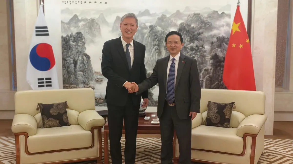 南韓前總統盧泰愚之子盧載憲(左)被任命駐中國大使。(翻攝自中國駐首爾大使館) 南韓前總統盧泰愚之子盧載憲(左)被任命駐中國大使。(翻攝自中國駐首爾大使館)