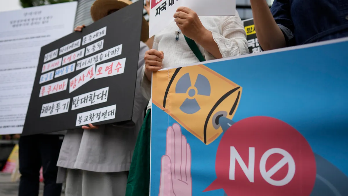 2023年6月,反對福島核電廠排放「核處理水」的南韓民眾在首爾的日本大使館附近抗議。(美聯社) 2023年6月,反對福島核電廠排放「核處理水」的南韓民眾在首爾的日本大使館附近抗議。(美聯社)