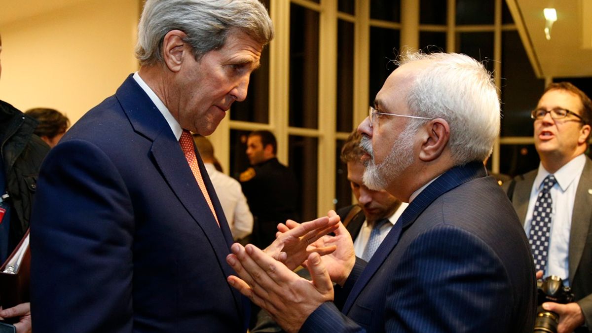 美國國務卿凱瑞(左)與伊朗外交部長札里夫(右)(美聯社) 美國國務卿凱瑞(左)與伊朗外交部長札里夫(右)(美聯社)