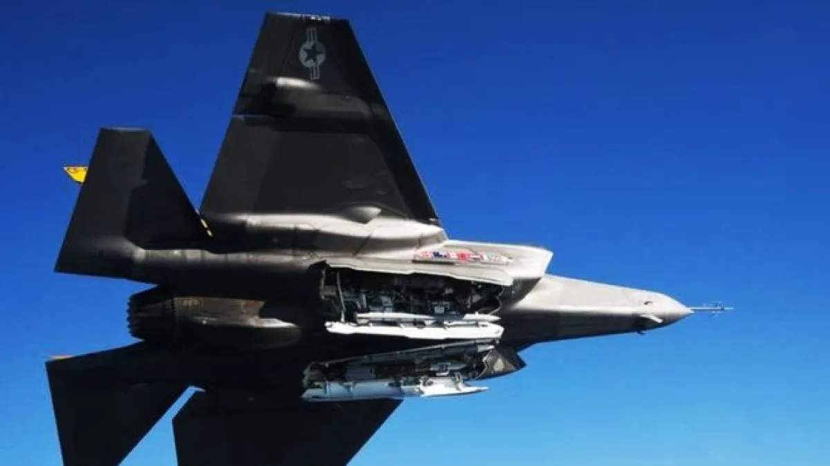中國軍事網站開始流傳中國殲-31隱形戰鬥機12月23日在瀋陽飛行的影片和照片。(圖取自BBC中文網)