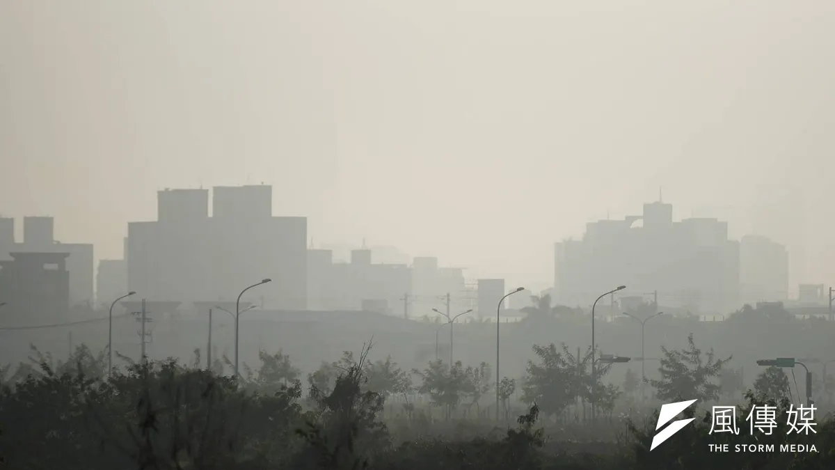 作者認為,高雄長期受飽受工業汙染所害,且根據官方公開資料顯示,高雄市的空氣品質不良比例位居首位,遠高於新北、台北、桃園、台中等地。除了pm2.5之外,還包含工廠的揮發性有機物、戴奧辛、粉塵等汙染,不只影響在地居民的生存,高雄市區250萬人口也深受其害。(資料照,盧逸峰攝) 作者認為,高雄長期受飽受工業汙染所害,且根據官方公開資料顯示,高雄市的空氣品質不良比例位居首位,遠高於新北、台北、桃園、台中等地。除了pm2.5之外,還包含工廠的揮發性有機物、戴奧辛、粉塵等汙染,不只影響在地居民的生存,高雄市區250萬人口也深受其害。(資料照,盧逸峰攝)