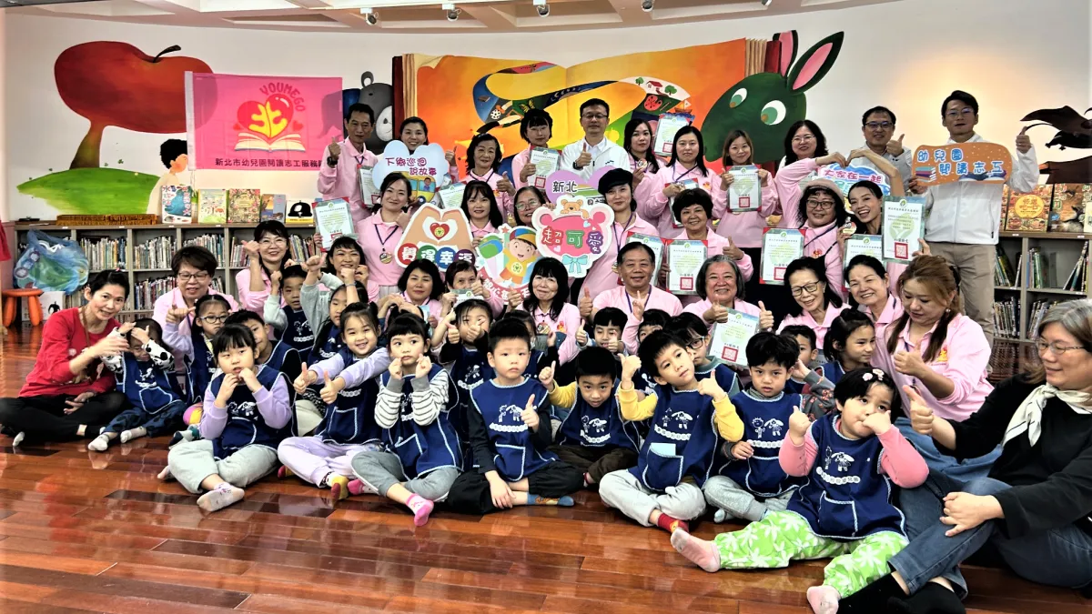 幼兒園閱讀志工授證儀式教育局長張明文與大家合影。(圖/新北市教育局提供)