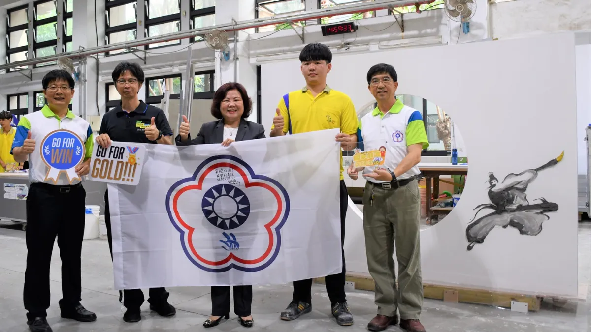 勞動部長許銘春致贈國手戴家畯會旗與小禮物,為國手們加油打氣。(圖/勞動力發展署雲嘉南分署提供)