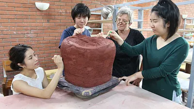 陶博館首批國際駐村工作室,第一批錄取的助手具語言優勢及積極學習態度獲好評。(圖/新北市鶯歌陶瓷博物館提供)