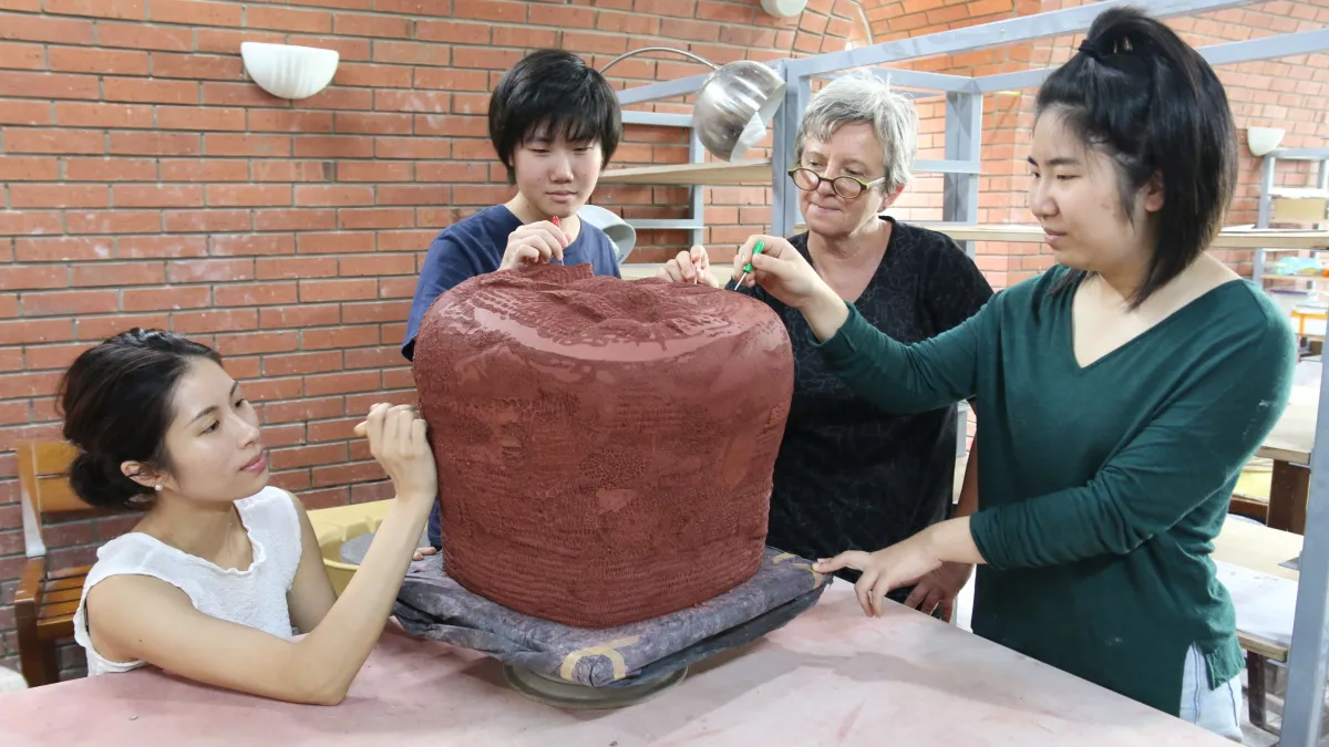 陶博館首批國際駐村工作室,第一批錄取的助手具語言優勢及積極學習態度獲好評。(圖/新北市鶯歌陶瓷博物館提供)