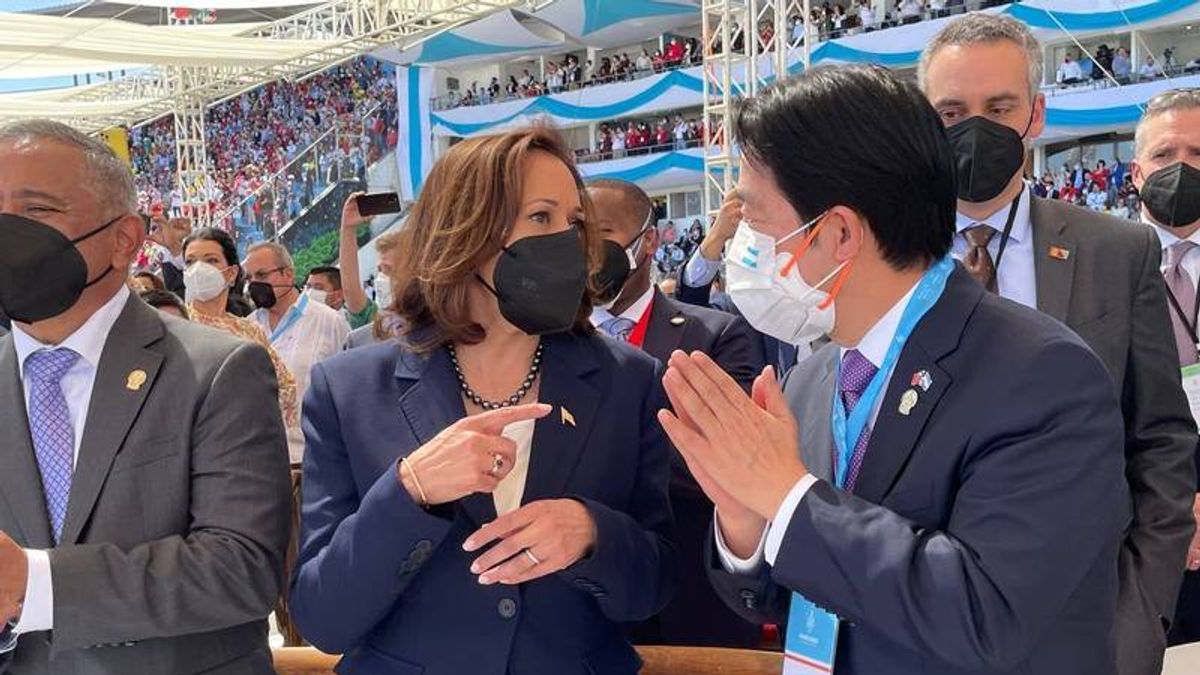 總統賴清德(右)曾在宏都拉斯與美國副總統賀錦麗(中)交談。(總統府提供) 總統賴清德(右)曾在宏都拉斯與美國副總統賀錦麗(中)交談。(總統府提供)