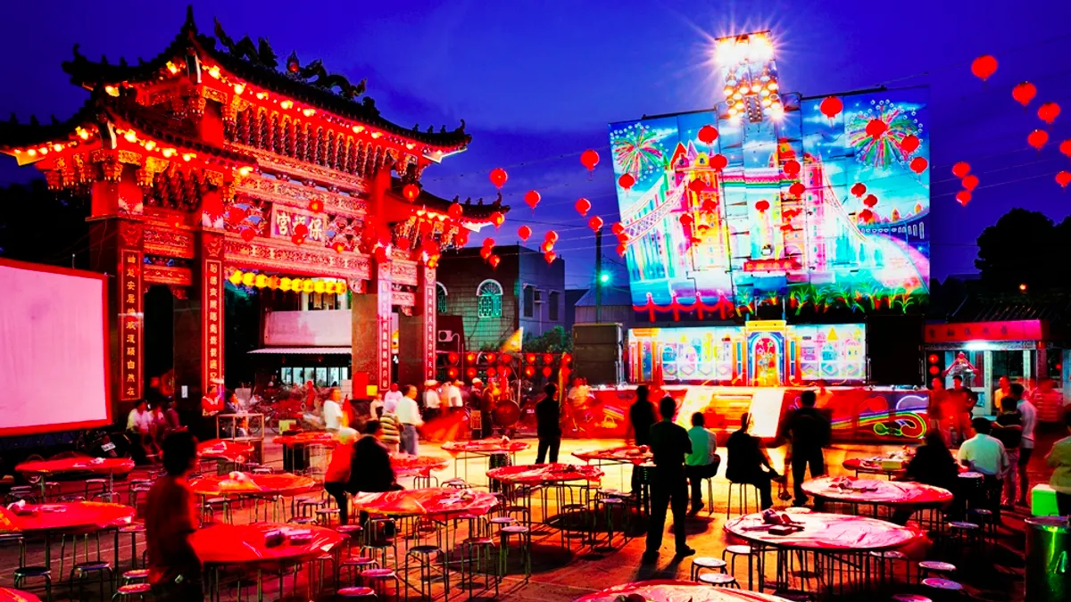 攝影師沈昭良拍攝的《Stage》,電子舞台車與夜空、宴席輝映,美麗無比(圖/沈昭良提供) 攝影師沈昭良拍攝的《Stage》,電子舞台車與夜空、宴席輝映,美麗無比(圖/沈昭良提供)