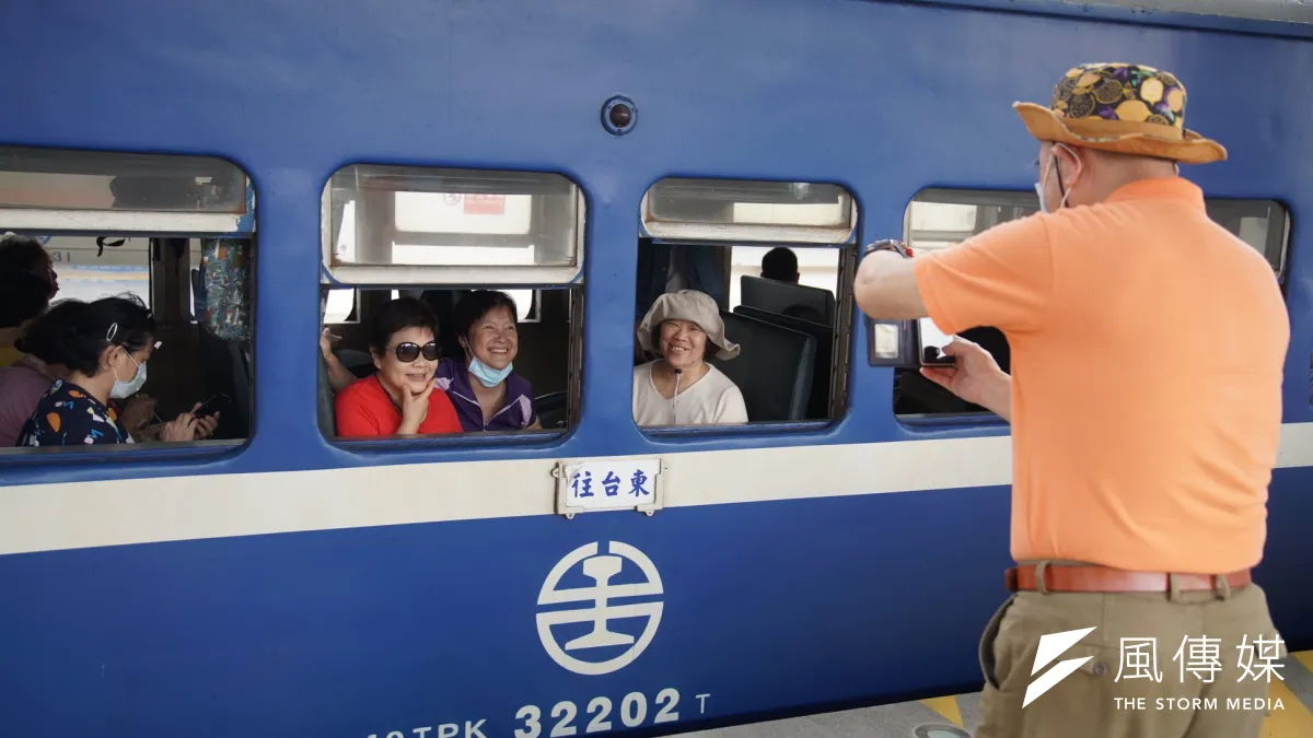 「藍皮」普快車隨著南迴線電氣化通車停駛,現將以「藍皮解憂號」觀光列車模式重新復出。(盧逸峰攝)