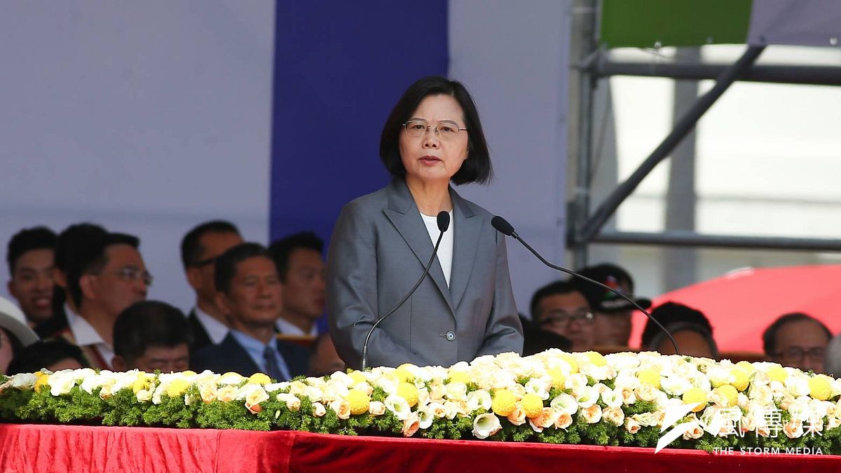 民進黨蔡政府片面接受中共定義的九二共識,還扭曲為一國兩制的同義。圖為總統蔡英文發表國慶演說。(顏麟宇攝) 民進黨蔡政府片面接受中共定義的九二共識,還扭曲為一國兩制的同義。圖為總統蔡英文發表國慶演說。(顏麟宇攝)