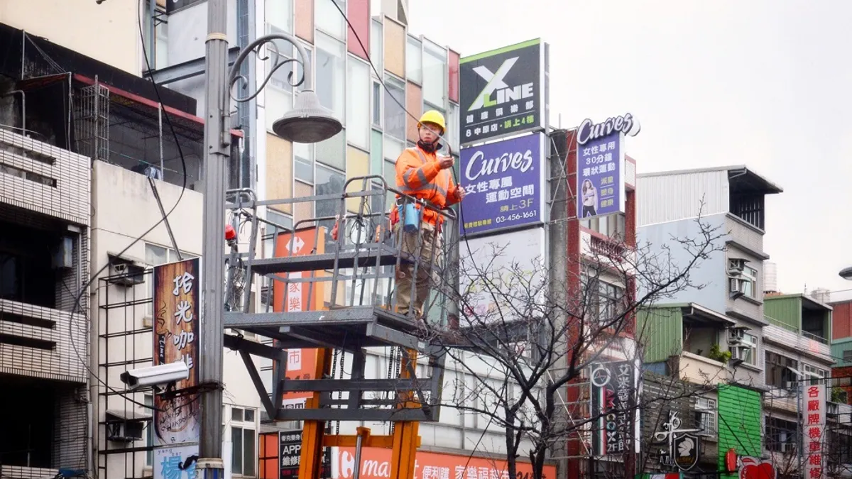 桃園市長鄭文燦指出,由於電纜下地工程必須有足夠空間放置變電箱,若能夠採電纜地下化的纜線,市府會優先採下地工程方式辦理,其餘再進行天空纜線清整。(圖/桃園市政府提供)