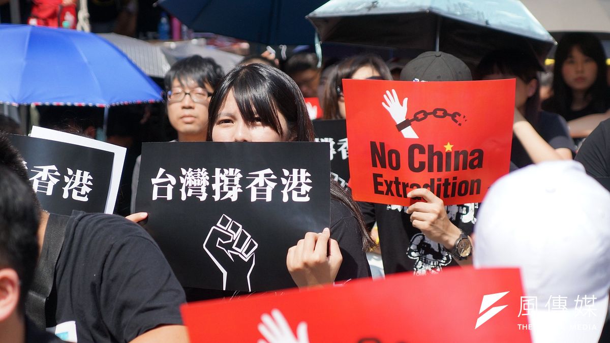 超過萬人頂著豔陽,在立法院群賢樓外聲援「撐香港,反送中」集會活動。(盧逸峰攝) 超過萬人頂著豔陽,在立法院群賢樓外聲援「撐香港,反送中」集會活動。(盧逸峰攝)